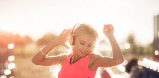 Young woman listens to Chill Out Esti Ayempi.