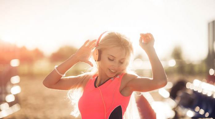 Young woman listens to Chill Out Esti Ayempi.